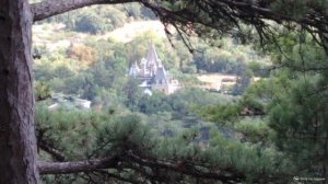 Участок массандровской тропы выше скалы Ура над дворцом Александра Третьего в Крыму