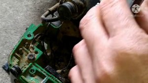 Заклинила бензопила ,добираемся до  коленвала.