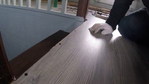 Укладка ламината, прилегание к порогам дверей, обвод люков и лестниц
