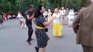 ПОМНИШЬ, ТЫ МНЕ СКАЗКУ ОБЕЩАЛ! ТАНЦЫ В ПАРКЕ ГОРЬКОГО ХАРЬКОВ СЧАСТЛИВЫЕ ДНИ.mp4
