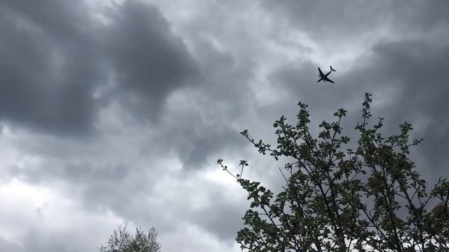 Самолет пролетает над дачей смотреть онлайн