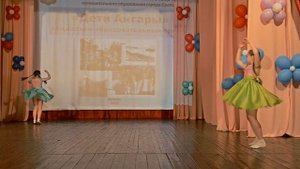 Две девчонки танцуют на палубе