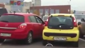 Две бабы дерутся за место на парковке!