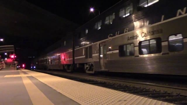 Тепловоз тянет двухэтажный пассажирский поезд. Скоростное движение в Америке смотреть онлайн