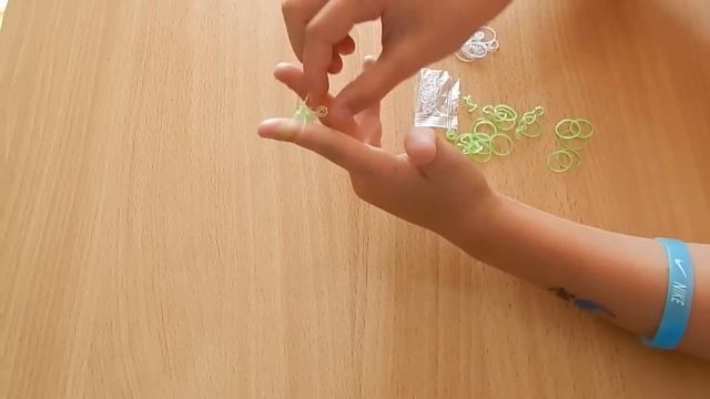 КАК СПЛЕСТИ САМЫЙ ПРОСТОЙ БРАСЛЕТ ИЗ РЕЗИНОЧЕК смотреть онлайн