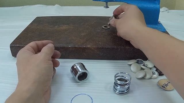 Обзор матрицы для ОБТЯЖКИ ПУГОВИЦ каретной стяжки своими руками.