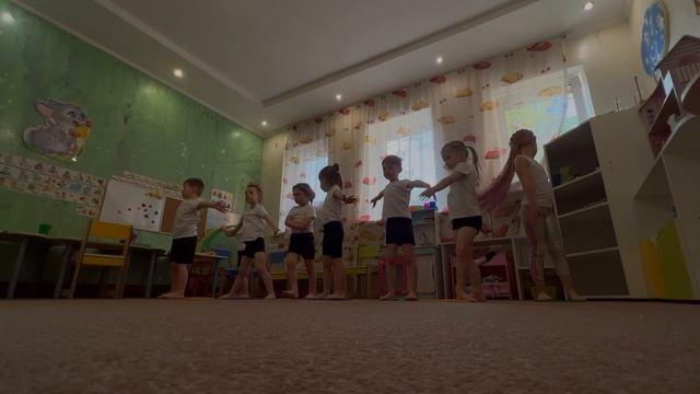 младшая группа. физкультура с уклоном на мелкую моторику руки посредством дактильной азбуки. смотреть онлайн