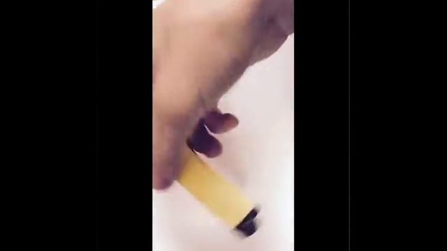 Крутит зажигалку в руках, лучше бы купил себе спинер.mp4 смотреть онлайн