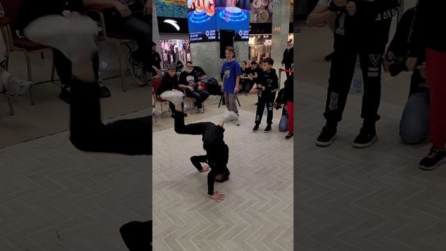 break dance battle.  Брейк-данс баттл продолжается