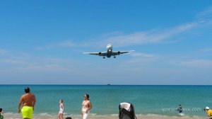 Туристы деляют селфи с пролетающим над головами приземляющимся Боинг 767 Azur Air.