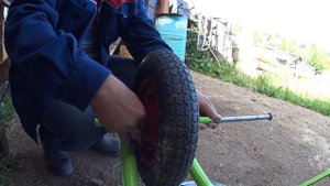 Переделка садовой тачки / с двух колес на одно