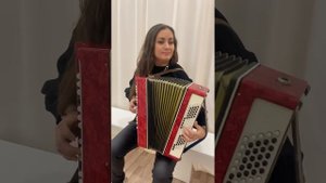 Певица ЧЭЧКЭ играет на баяне и поёт. Шок!