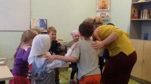 Подвижная Игра "Весело идём по кругу".