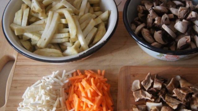 Суп с баклажанами и грибами