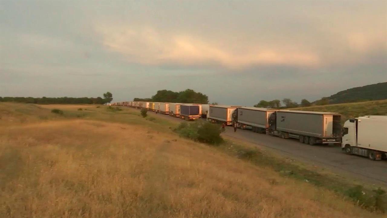 Сотни российских дальнобойщиков застряли на границе в Грузии