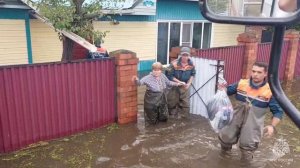 МЧС эвакуирует и помогает населению Приморья