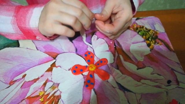 Как СЛЕПИТЬ ЦВЕТОК и ЗНАЧОК ЮТУБА из пластилина / Учимся лепить из пластилина Практическое занятие