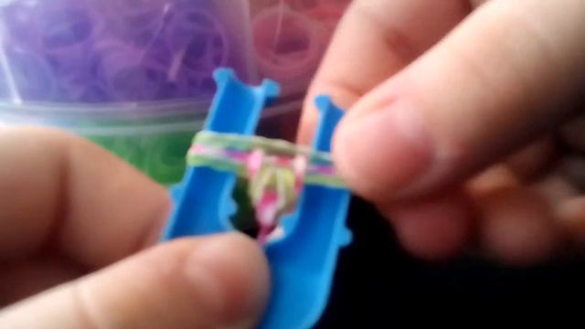 Как плести тройной браслет из резинок смотреть онлайн