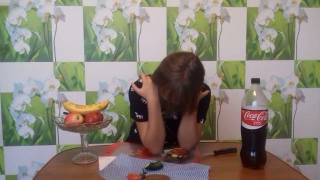 CHALLENGE сделай бургер без помощи рук\\ Darina Rose смотреть онлайн