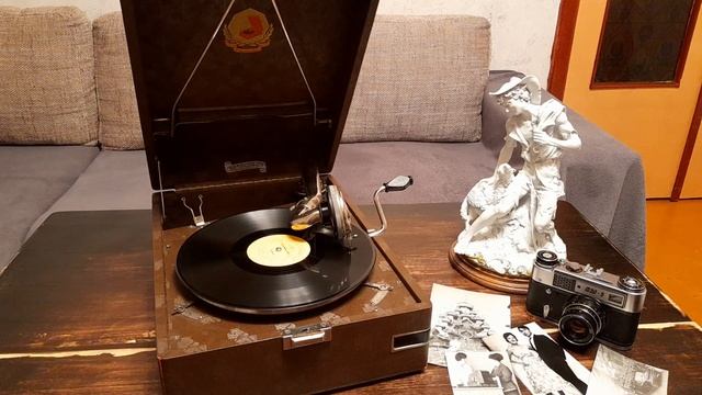 Сувенир (Ча-ча-ча / Х.Цейгер / Орк. лёгкой муз. Эст. радио / дир. А.Рябов) смотреть онлайн