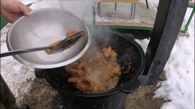 Куриные крылышки в сладком соусе в казане на костре смотреть онлайн