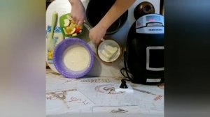 Дети готовят. Наши дети умеют готовить. Юный кулинар готовит яблочный пирог-шарлотку.