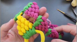 Интересное украшение для волос в виде клубничек