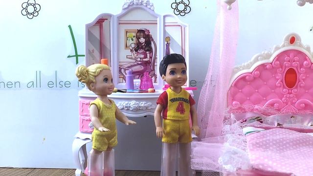 Barbie takes Kelly to the supermarket to buy paints and snacks for painting смотреть онлайн