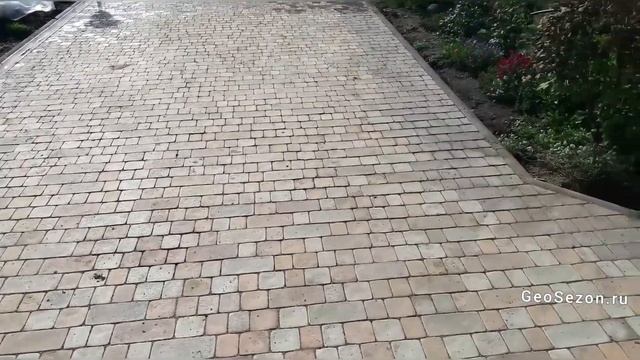 Укладка вибролитой тротуарной плитки Ретро. Благоустройство участка в Троицке.