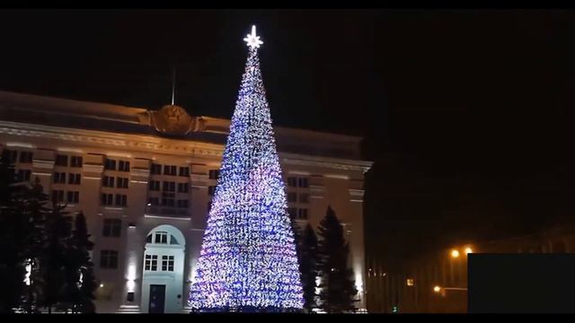 В Кемерово установили главную городскую ёлку.