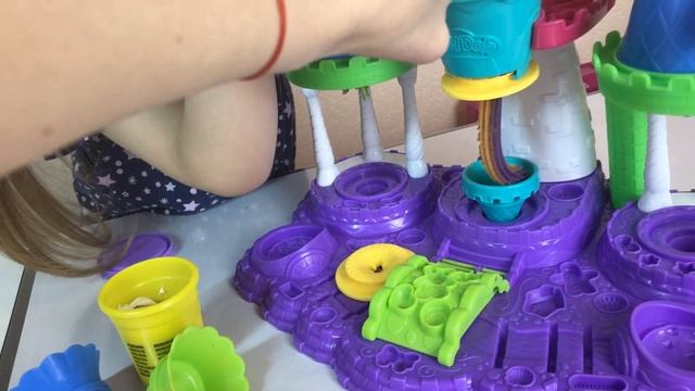 ПОЛИНА делает мороженное.БОЛЬШОЙ замок Плей До Play Doh пластилин смотреть онлайн