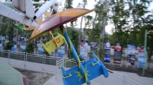 "Орбита" - аттракцион в городском парке. Парк видно с высоты птичьего полета