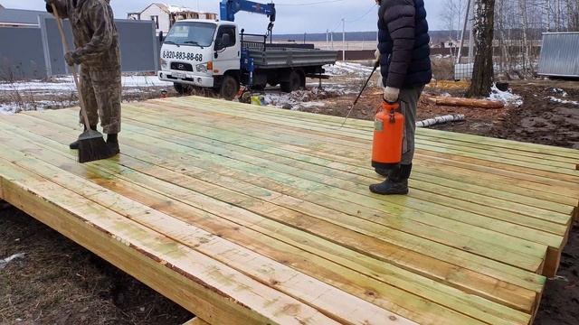 Деревянные сваи. Дом на сваях. Деревянный фундамент для дома. Курьи ножки