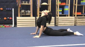 Югорский тренер показала упражнения для гибкости спины