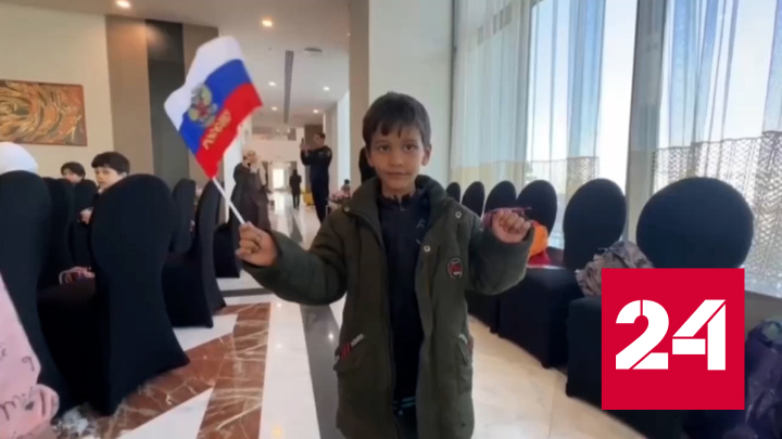 Тысячному спасенному из сектора Газа в оперштабе МЧС в Каире вручили подарок - Россия 24