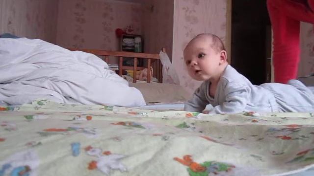 Розвиток дитини: в 1,5 місяці перевертається з живота на спину смотреть онлайн