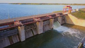 Полет над дамбой печенежского водохранилища, Харьковская обл., Украина (Лето 2019)