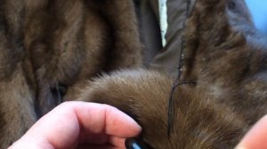 Как пришить пуговицу на шубу из натурального меха