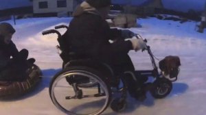 Гололёдище! Инвалидное кресло с мотором и прицепом по гололёду