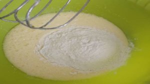 Шарлотка с яблоками и изюмом классическая