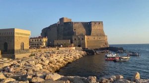 Кастель-дель-Ово (Castel dell’Ovo), Неаполь, Италия