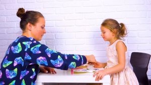 Уля смотрит Лайк Настя и учится пользоваться детской косметикой Ulya play with Makeup Toy Kit