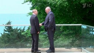 Российская экономика достойно справляется с санкционным давлением, заявил Владимир Путин