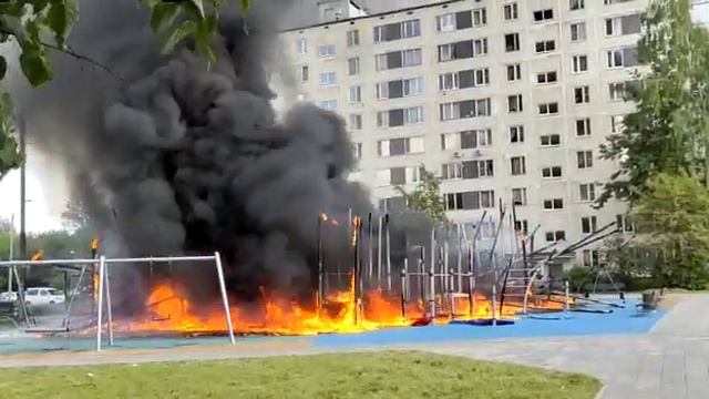 пожар в Кокошкино, иной ракурс, горит детская площадка смотреть онлайн