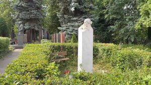 Новодевичье кладбище 2021: могилы знаменитостей