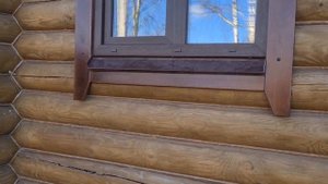 Неправильная обсада и самодельные наличники в деревянном доме.