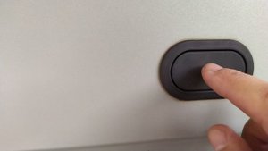 Стук, дребезг центральной заглушки пятой двери (багажника) на KIA RIO X-LINE 2018