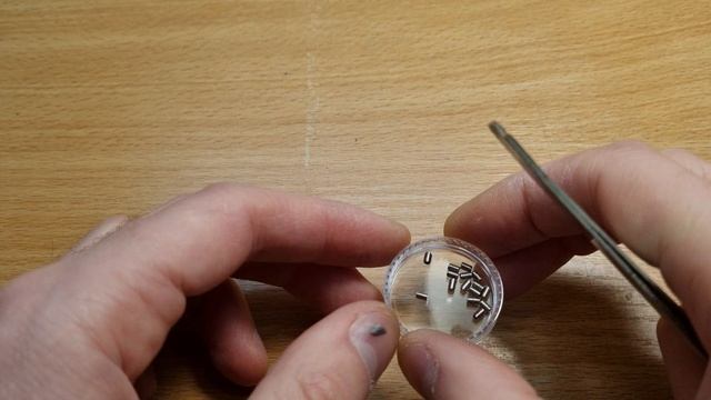Винты М2 под шестигранник.