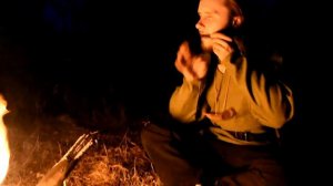 Парень возле костра играет на Варгане