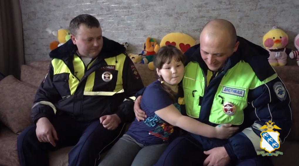 В Курской области автоинспекторы доставили в больницу девочку, нуждающуюся в экстренной помощи